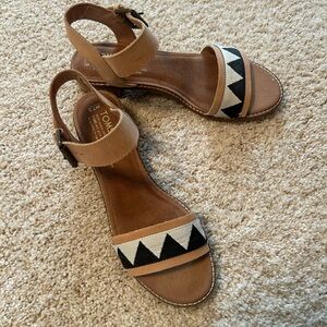 TOMS Women's Geometric Tan and Black Sandals